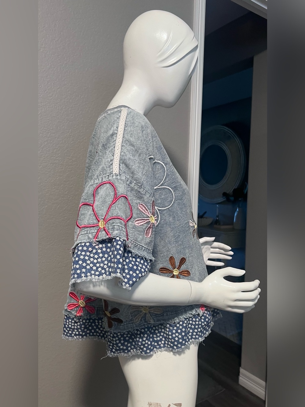 Oli and Hali slate blue floral embroidered top size S - Picture 4 of 12